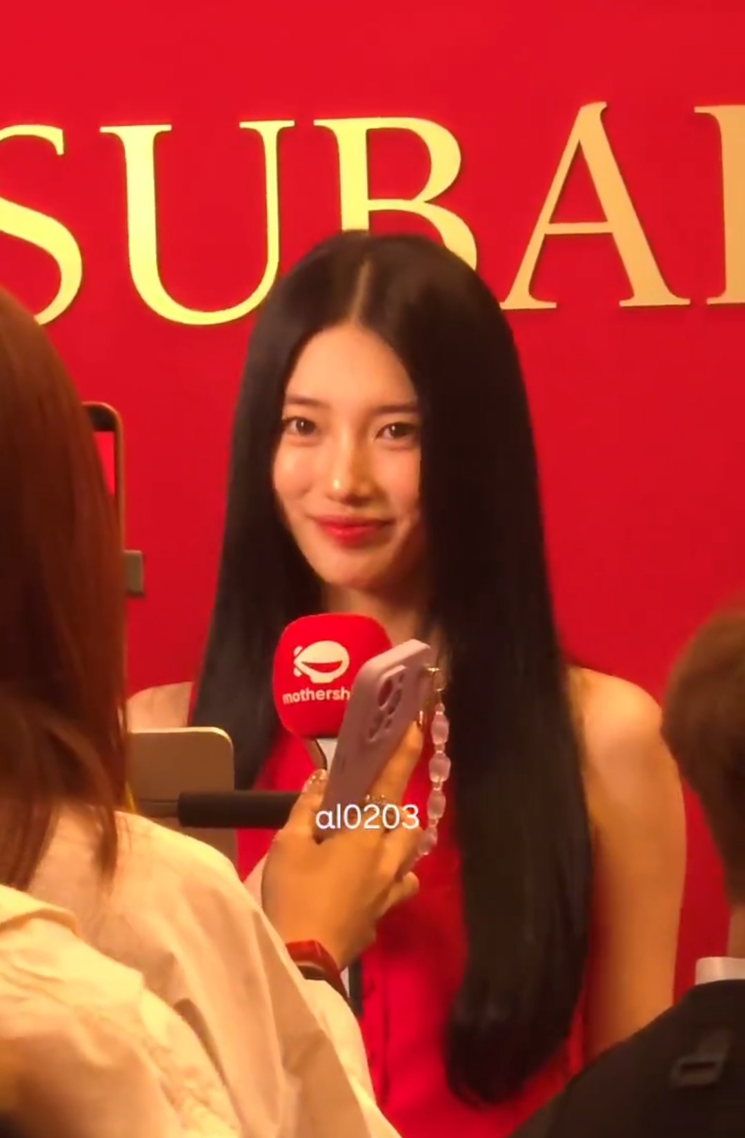 [잡담] 수지) 오늘자 싱가포르 츠바키 행사 수지 폰카짤 | 인스티즈