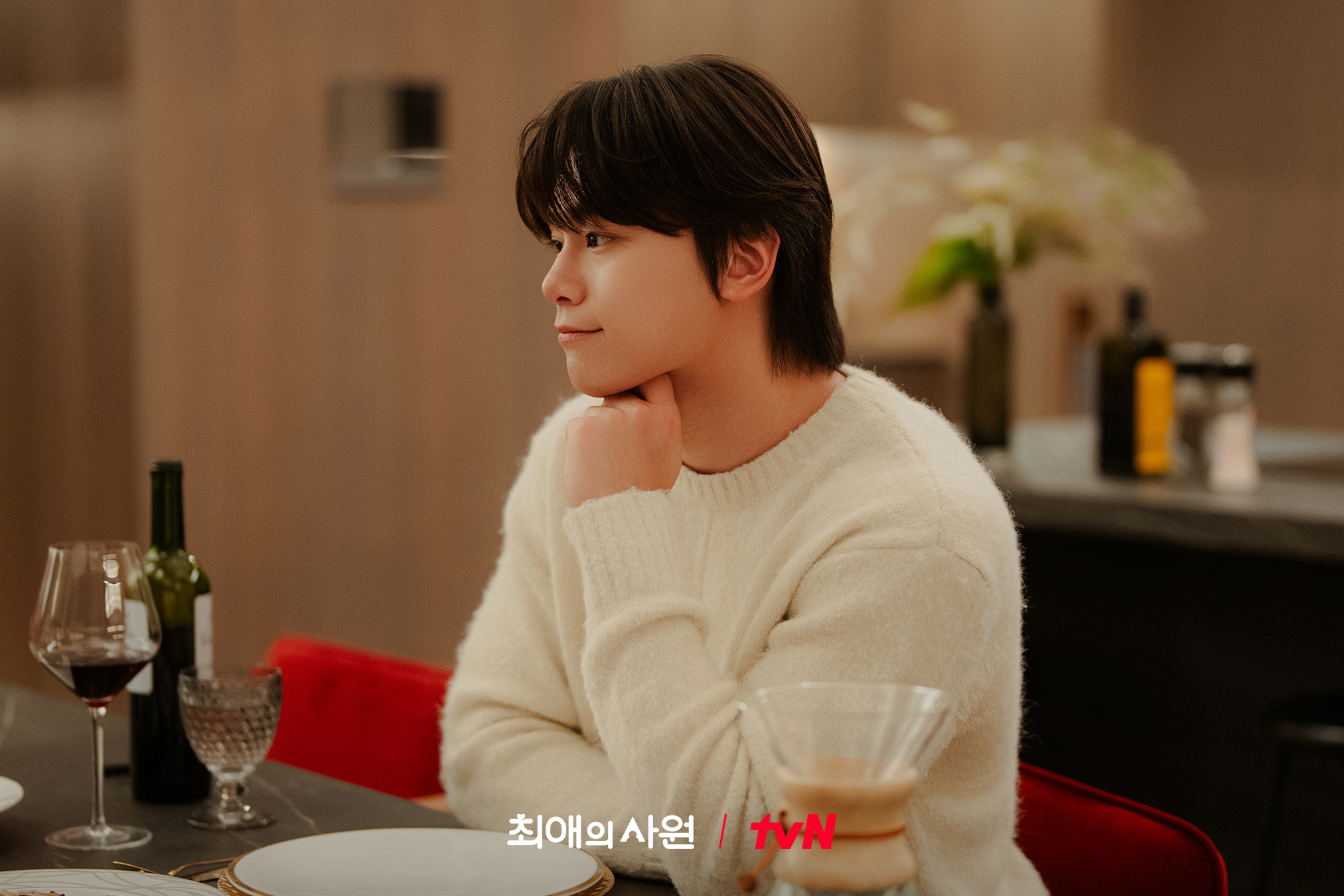 [잡담] 최애의사원) 설렘과 긴장 가득한 순간 포착!📸겉차속따 대표님과 최애 이사님 사이남다름의 핑크빛 직장 생활💞 | 인스티즈