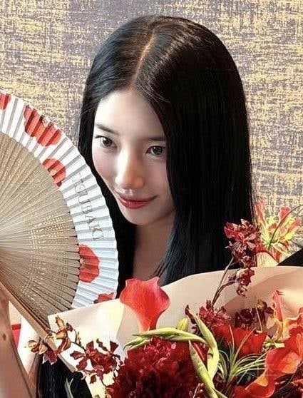 어제자 싱가포르 츠바키 행사 끝나고 인스타 사진 올려주는 수지 | 인스티즈