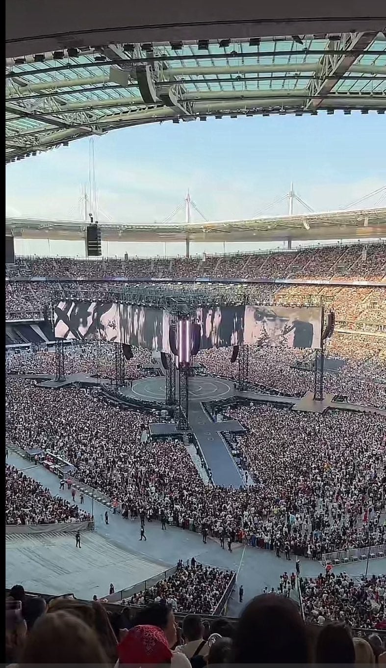 [잡담] 오늘 방탄 프랑스콘 미친 규모.. 약 88000명 | 인스티즈