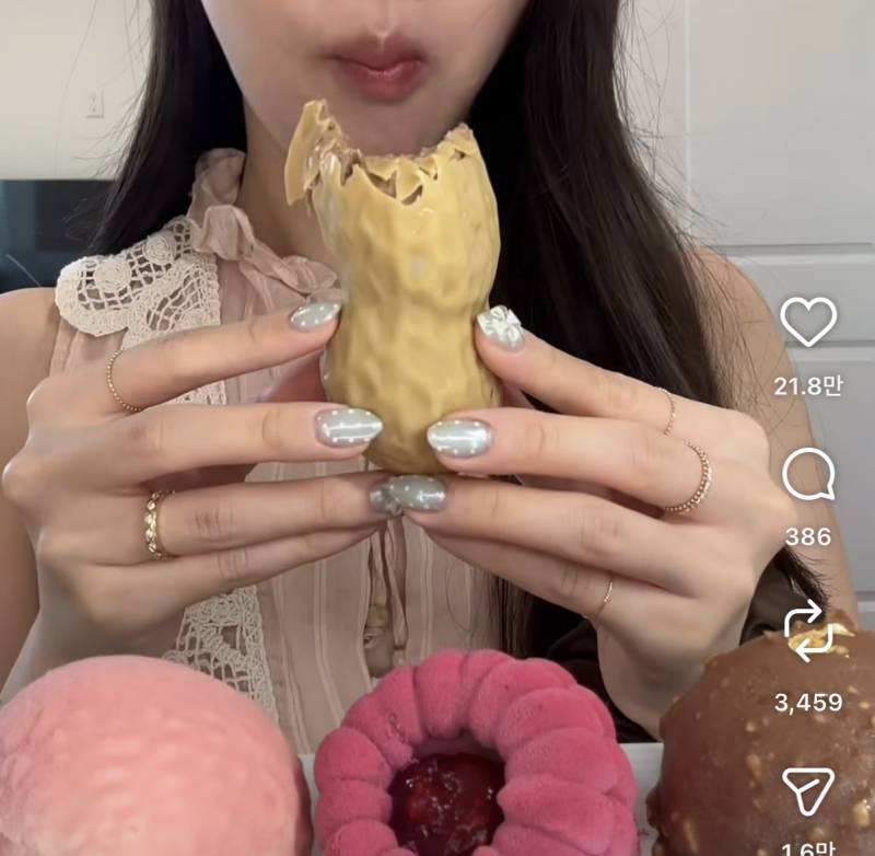 [잡담] 이거 겉에 코팅되어있는거 초콜릿이야?(외국에서 유행하는과일빵같은데) | 인스티즈