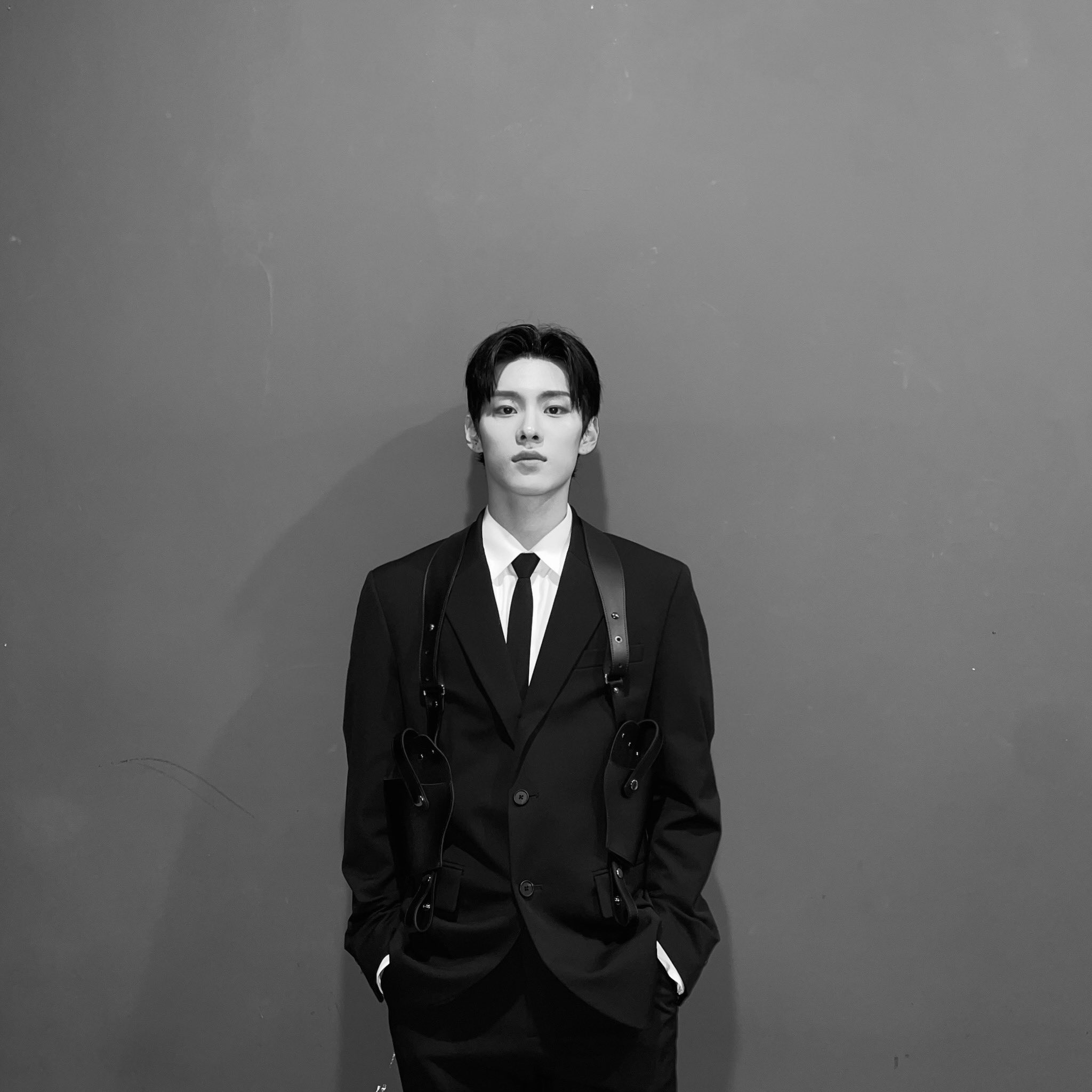 [잡담] 내 완식인 아이돌 갑자기 그룹 탈퇴하고 일반인으로 돌아가더니 군대 감 | 인스티즈