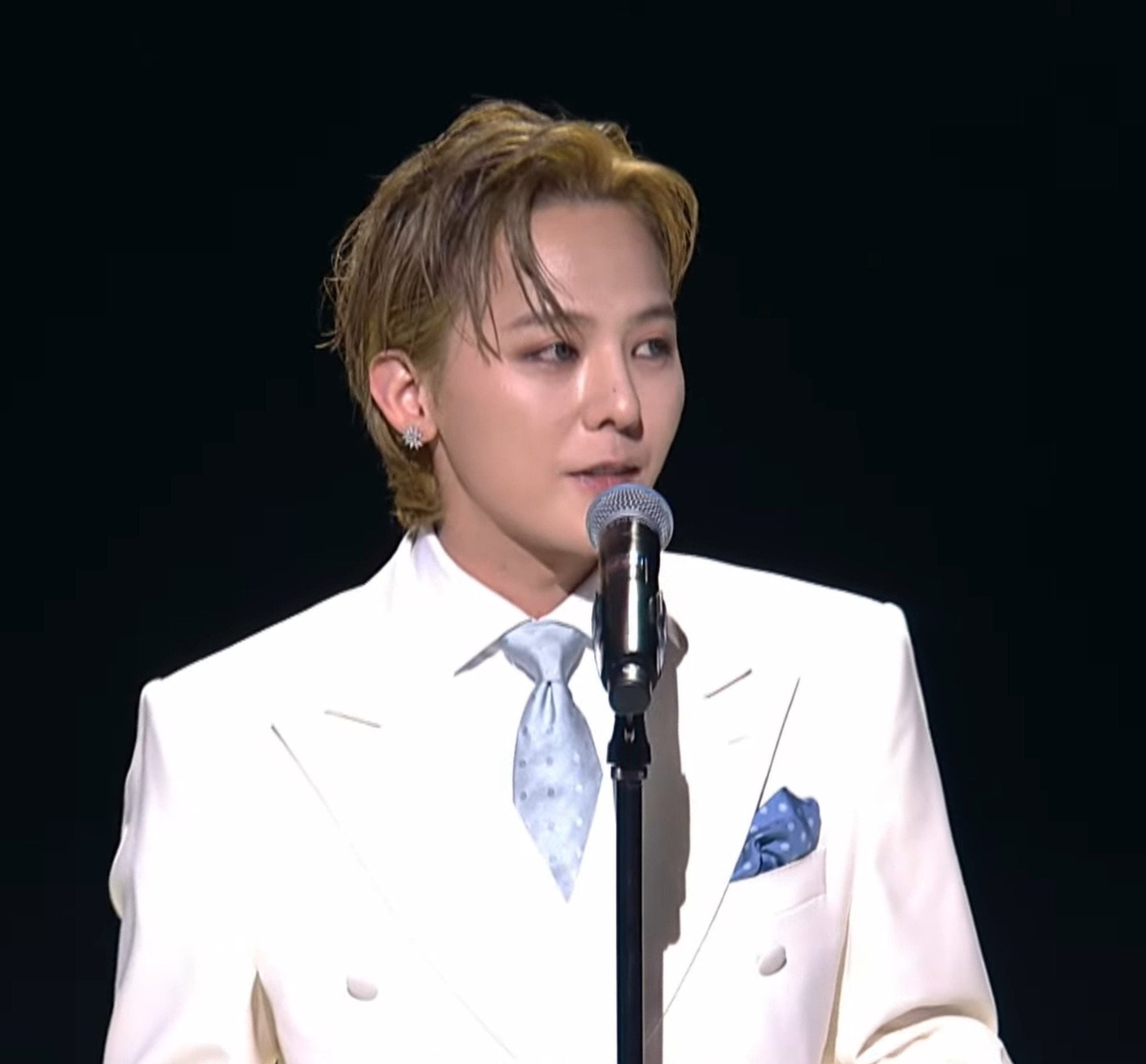 [잡담] 지디 유네스코 연단 내려오자마자 넥타이 푼거 개뿜ㅋㅋ | 인스티즈