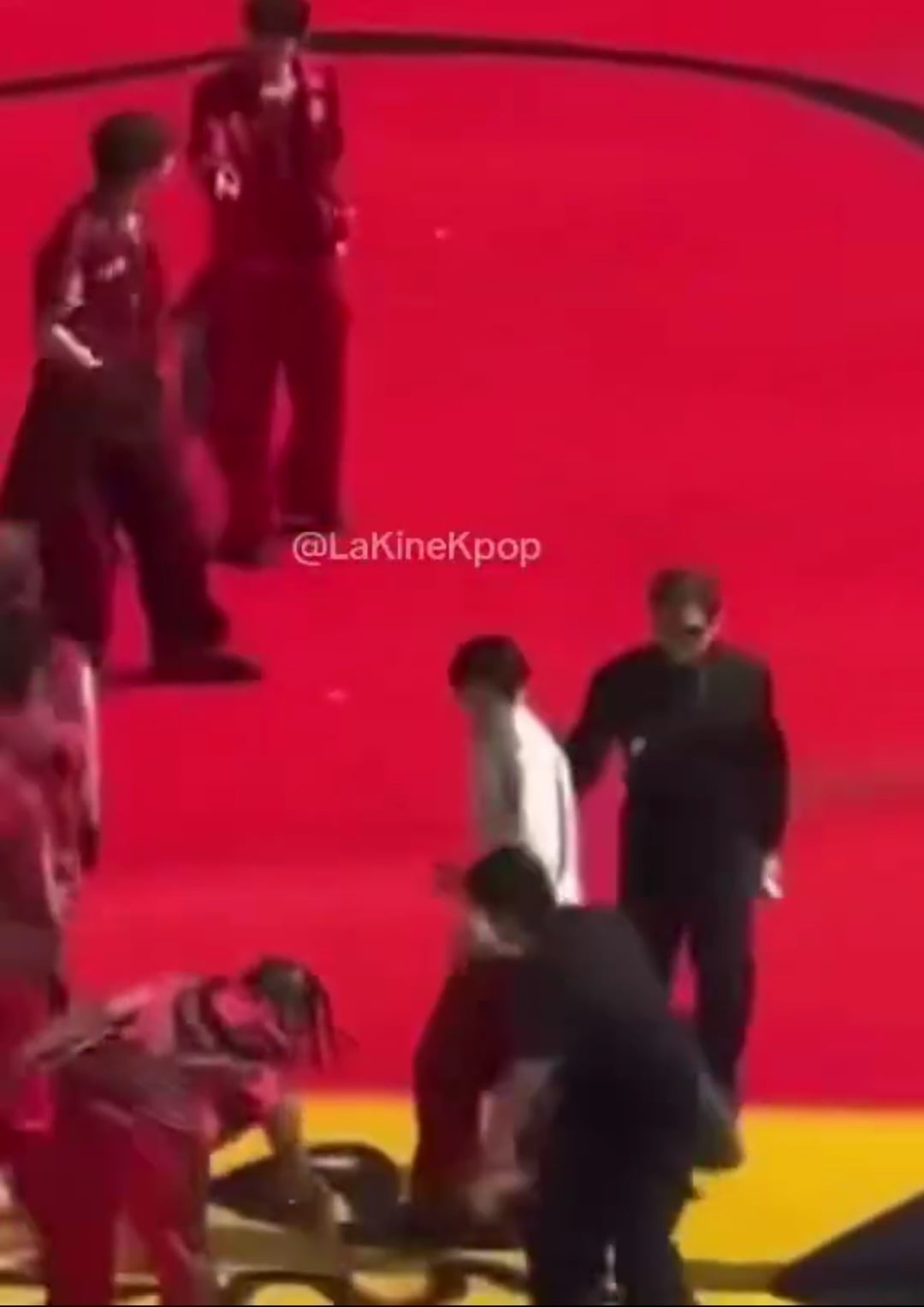 [잡담] 방탄 월드컵 공연 전 잡도리 하는 안무팀장과 결과물ㅋㅋㅋ | 인스티즈