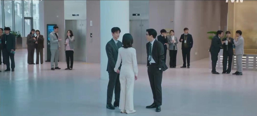 [잡담] 내일도출근) 와 마지막 로비에 서인국 서있는데 비율이 무슨… | 인스티즈