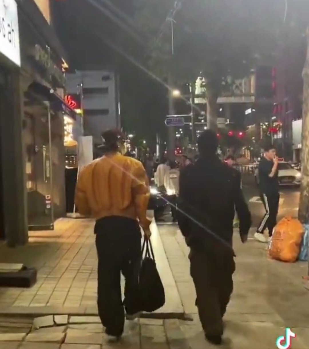[잡담] 송하 데뷔해야함 회사 선배돌에 내 최애 있는데 둘이 룸메여서 슴티알 데뷔하고 투샷 기다리고 있단말임 | 인스티즈