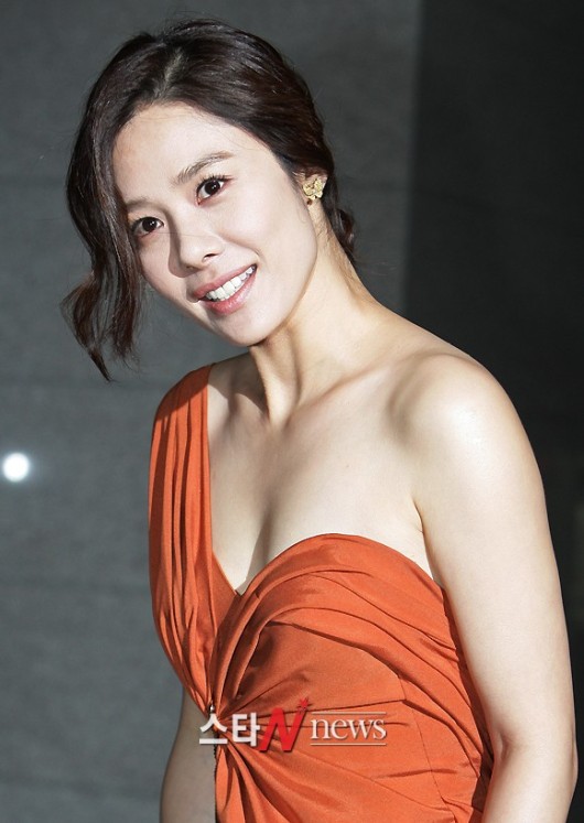 [잡담] 배우 김현주가 우리가 흔히 말하는 사슴상 맞지? | 인스티즈