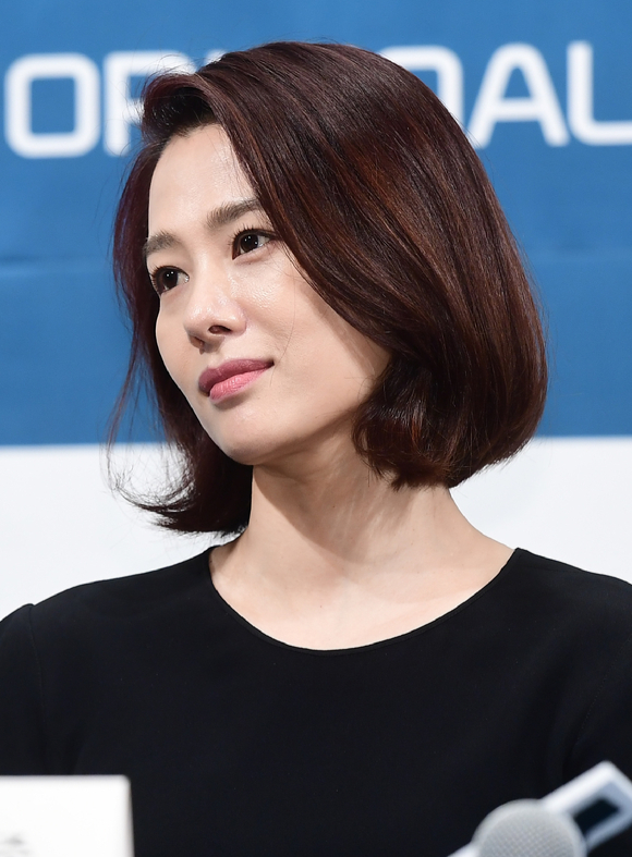 [잡담] 배우 김현주가 우리가 흔히 말하는 사슴상 맞지? | 인스티즈