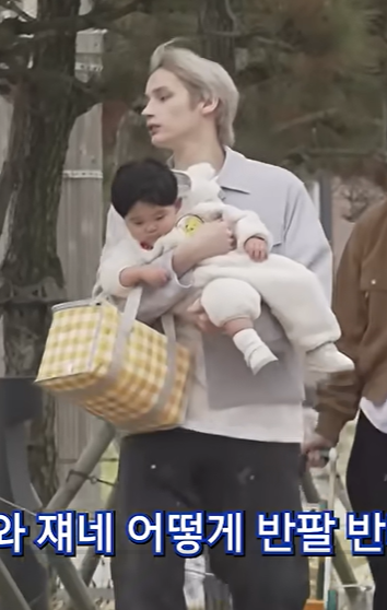 [잡담] 휴닝카이가 유준이 안고 있는 이 자세는 봐도봐도 신기함 | 인스티즈
