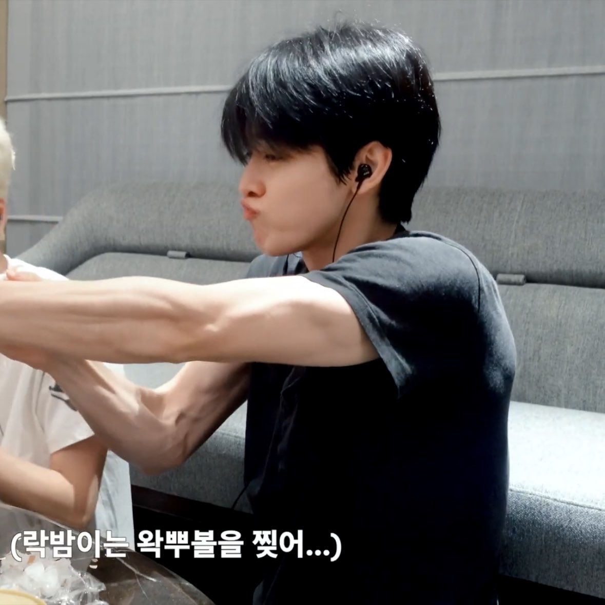 [잡담] 성찬 그 어깨와 팔근육으로 한 일=왁뿌볼 찢기 | 인스티즈