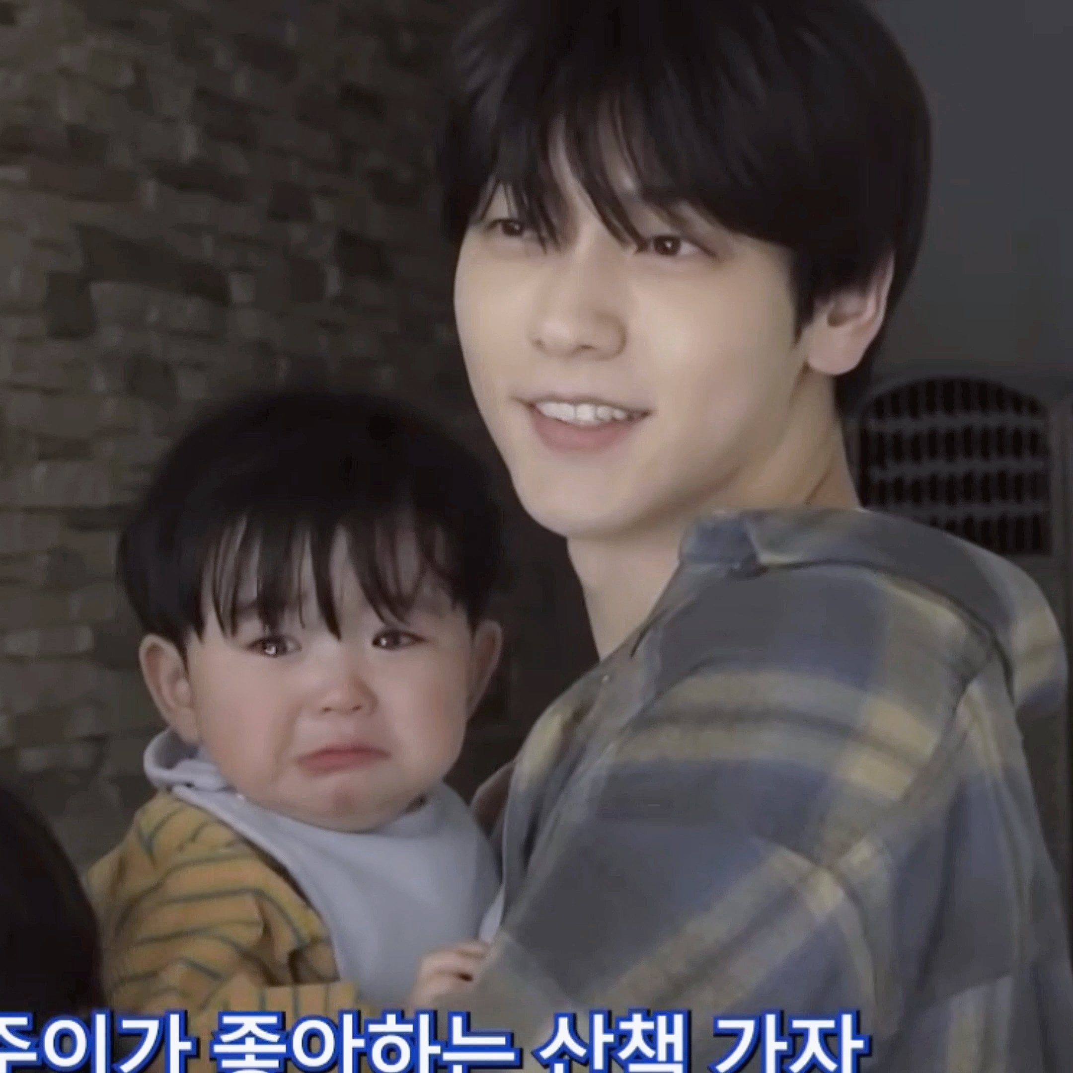 [잡담] 유준이 많이 컸다 어린이다 하는데 수빈이 품에서 우는 얼굴은 그대로다 | 인스티즈