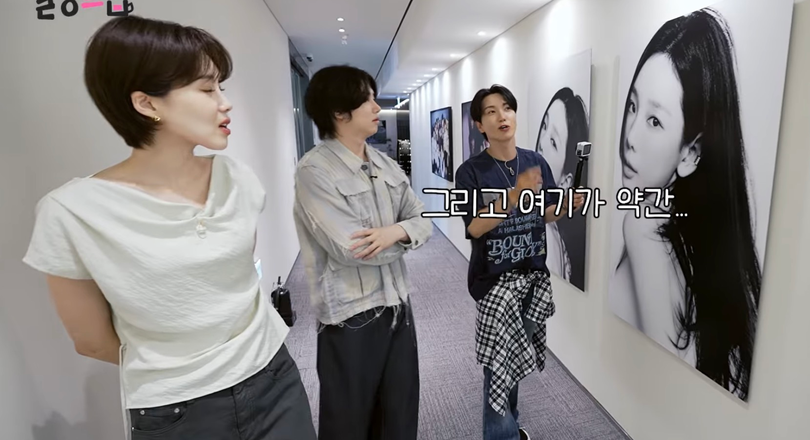 [잡담] 스엠 녹음실 복도에 태연 사진 대문짝으로 2개 걸려있네 | 인스티즈