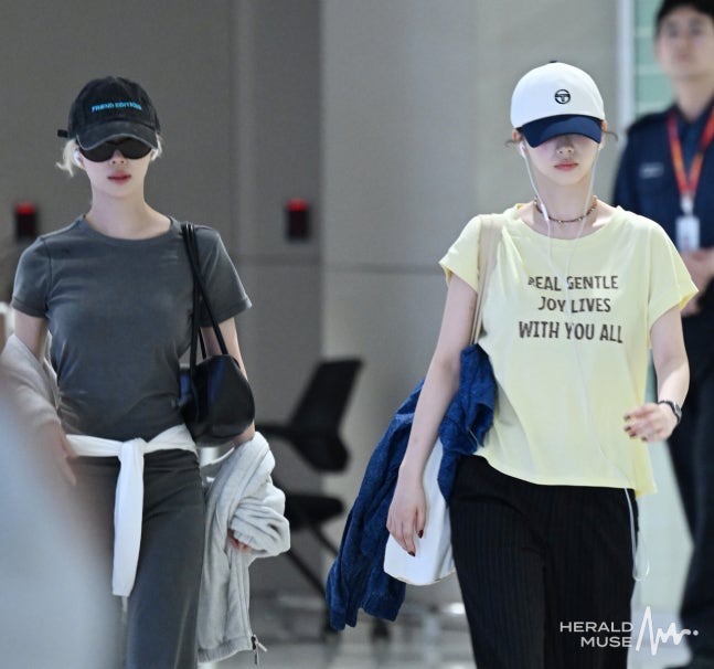 [잡담] 260723 카리나&원터 공항 입국 기사사진 | 인스티즈