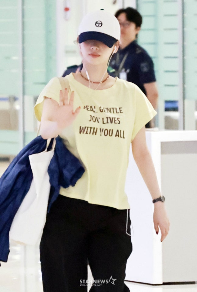 [잡담] 260723 카리나&원터 공항 입국 기사사진 | 인스티즈