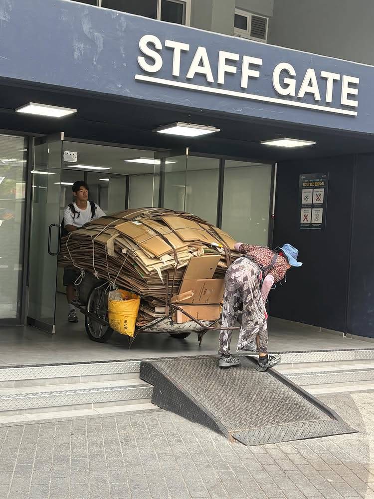[잡담] 롯데 이 선수분 처음 보는데 따땃하다… | 인스티즈