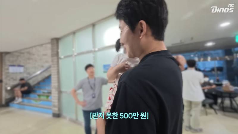 [잡담] 하솜이 브이로그에 찍힌 다리긴 수상한 사람 | 인스티즈
