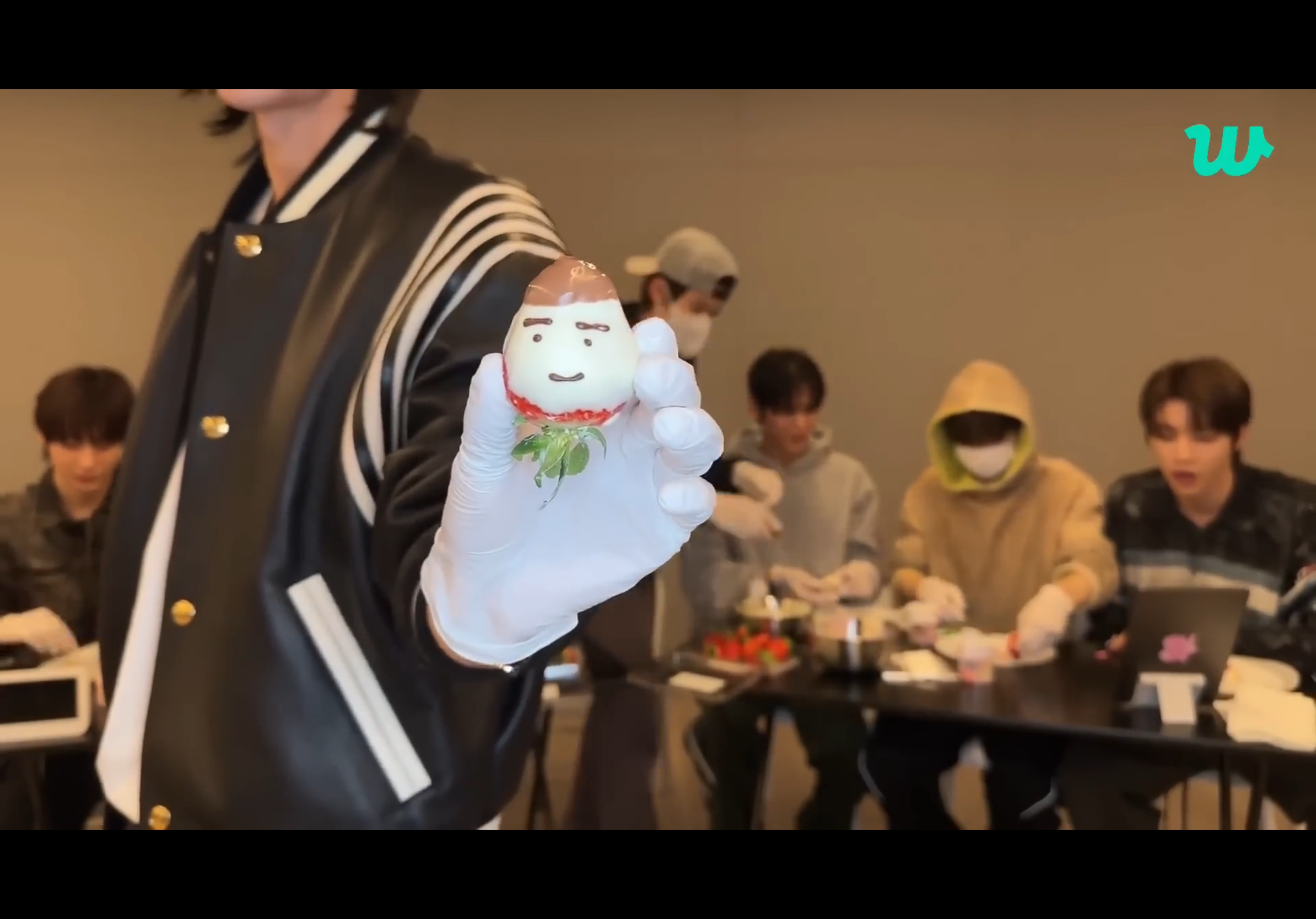 [잡담] 원빈이는 딸기 데코도 자기처럼 만드네 ㅋㅋㅋㅋㅋㅋ | 인스티즈