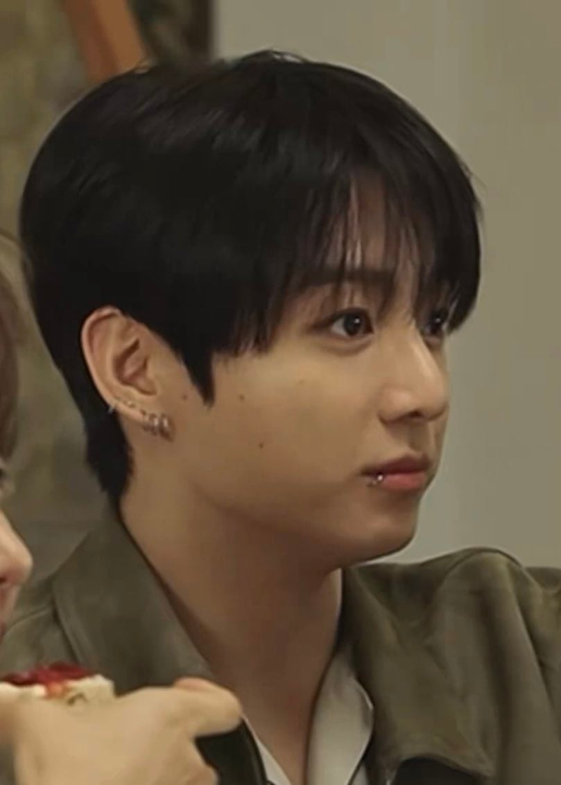 [잡담] 방탄 형들이 이 애벌레 케이크 정국 닮았대 | 인스티즈