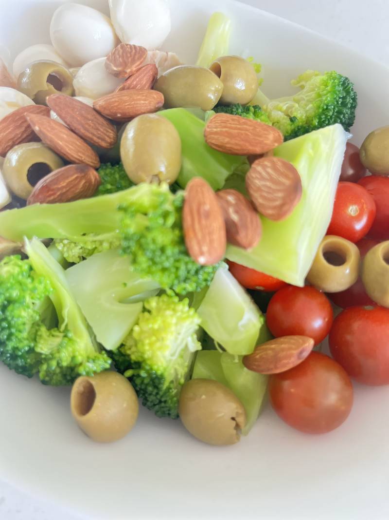 [잡담] 아침 먹는닷 🐓🥦🍅🧀🫒🥜 | 인스티즈