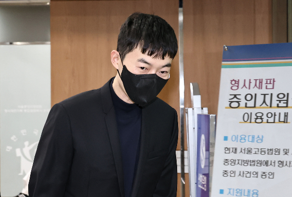 [정보/소식] '문항 거래' 일타강사 현우진, 1심 징역 1년 구형…"수년간 반복 범행" | 인스티즈