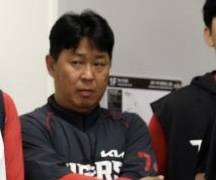 [잡담] 사진 보고 한숨 크게 쉬었다가 포카리박이랑 동걸코치님 표정 보고 혼자 빵터짐 | 인스티즈