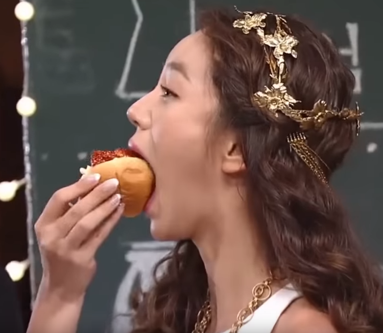 [정보/소식] 연기 할 때도 숨겨지지 않는 먹탐 가진 여배우 | 인스티즈