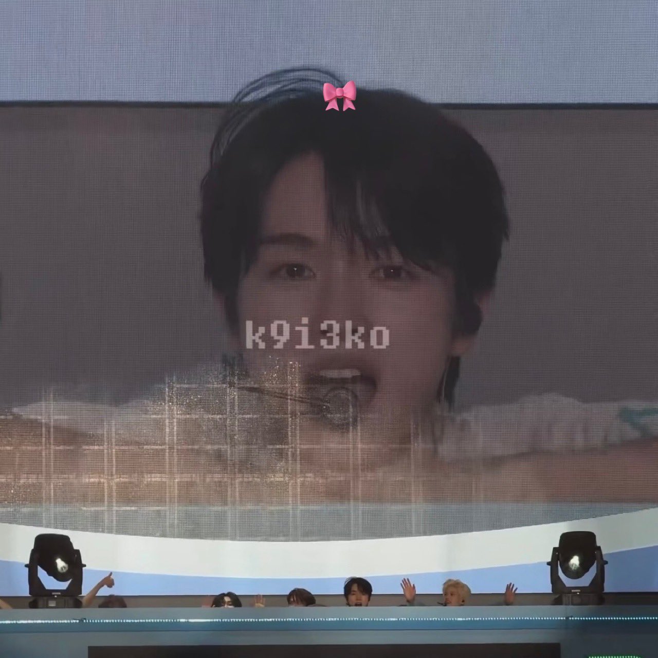 [잡담] 성찬이 진짜 담벼락 강아지야 ㅜㅜ 너무귀여워 | 인스티즈