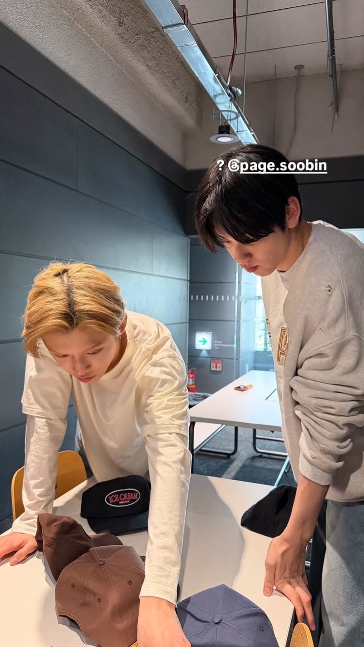 [잡담] 연준이 모자 셀렉 도와주는 수빈이 이 짤 ㄴㅁㄱㅇㅇ | 인스티즈