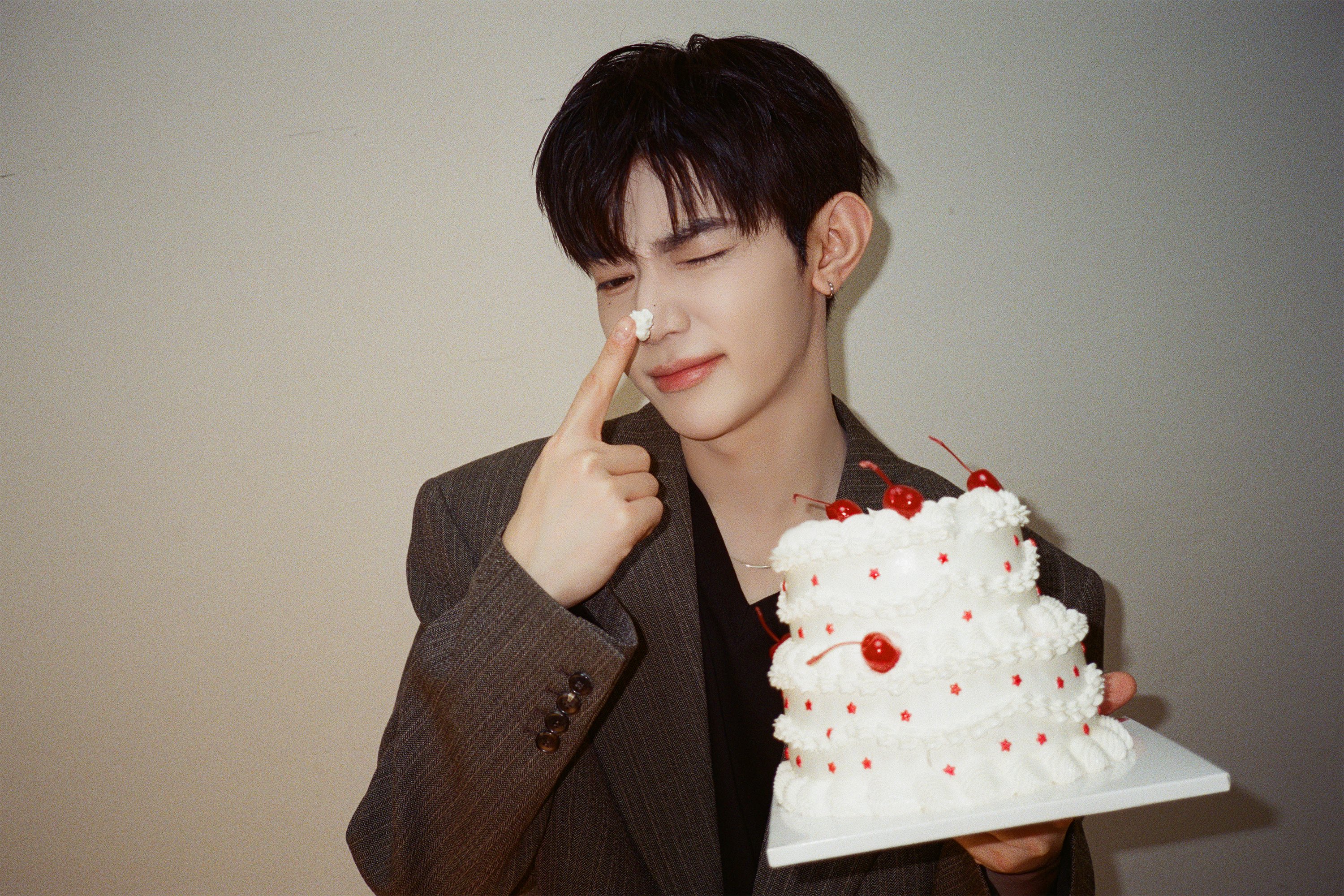 [잡담] 장하오 생일 사진 뭐지..? 위에화 변태들같다.... | 인스티즈