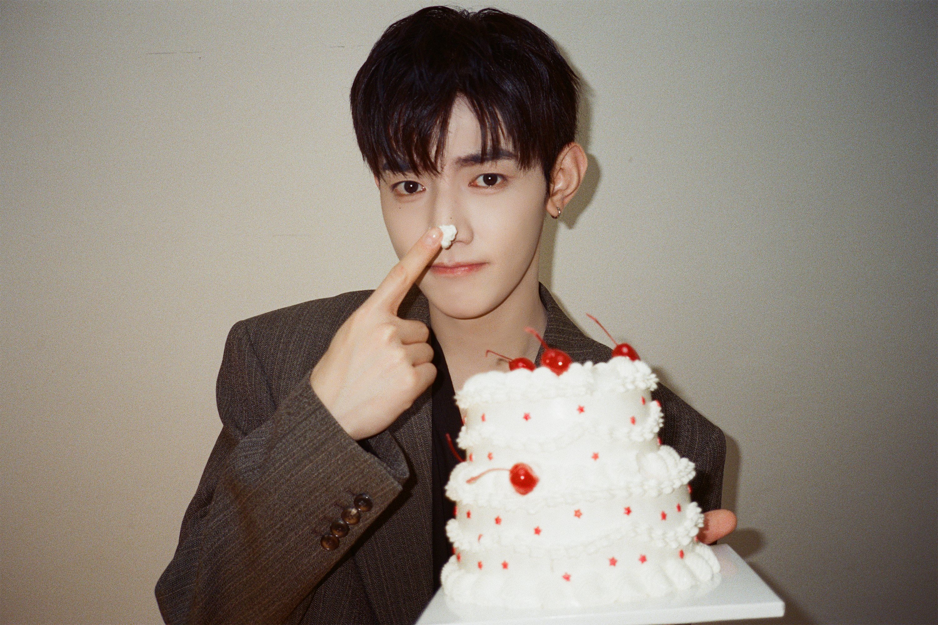 [잡담] 장하오 생일 사진 뭐지..? 위에화 변태들같다.... | 인스티즈