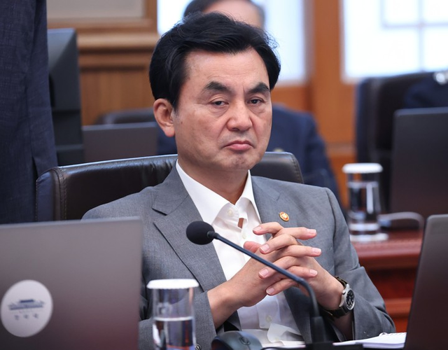 [정보/소식] 버티는 안규백… 취임 1년 맞아 "흔들림 없이 갈 것”, 사퇴 요구 일축 | 인스티즈