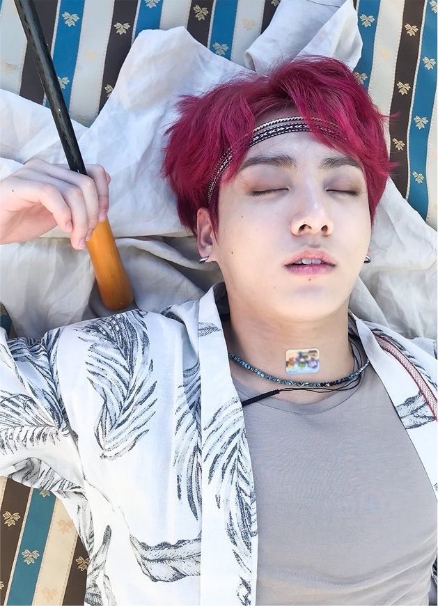 [잡담] 정국 목에 붙인 스티커 말인데 | 인스티즈