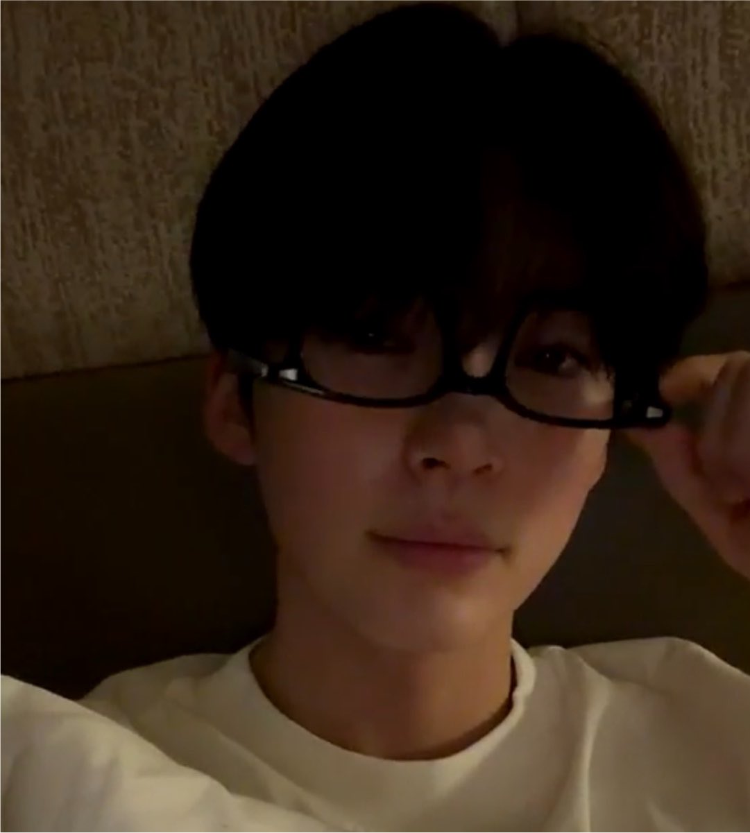 [잡담] 성한빈 잠깐 라방하고갔는데 | 인스티즈