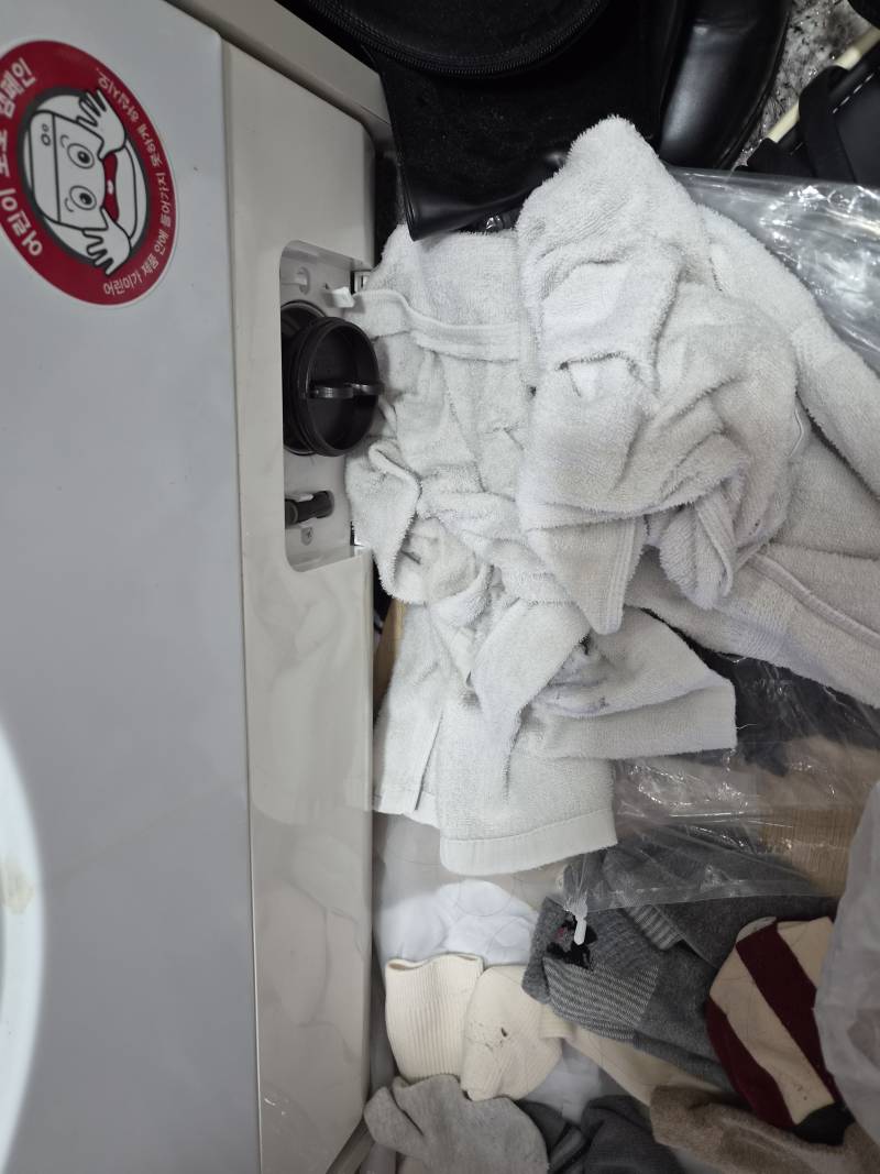 [잡담] 세탁기 배수가 안되서 일단 호스로 물뺐는데 배수필터가 잡아당겨도 안빠져 | 인스티즈