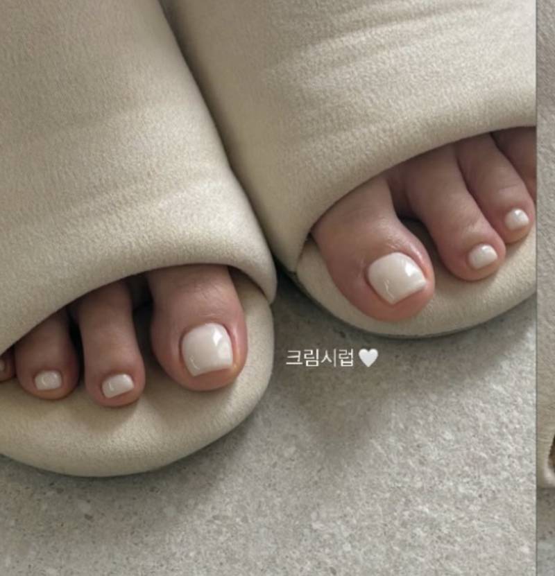 [잡담] 발톱 자르고있는데 패디 색 골라줄사람 ㅠㅠ‼️ | 인스티즈