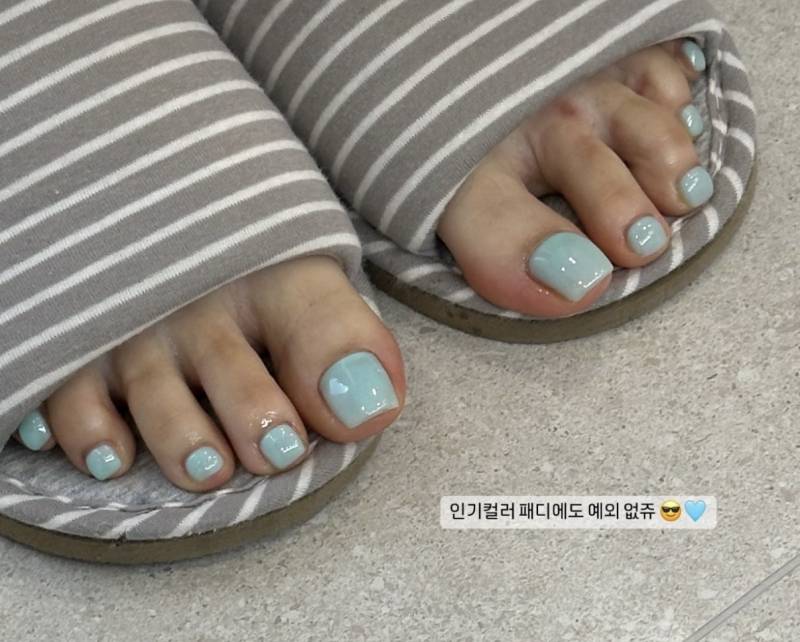 [잡담] 발톱 자르고있는데 패디 색 골라줄사람 ㅠㅠ‼️ | 인스티즈