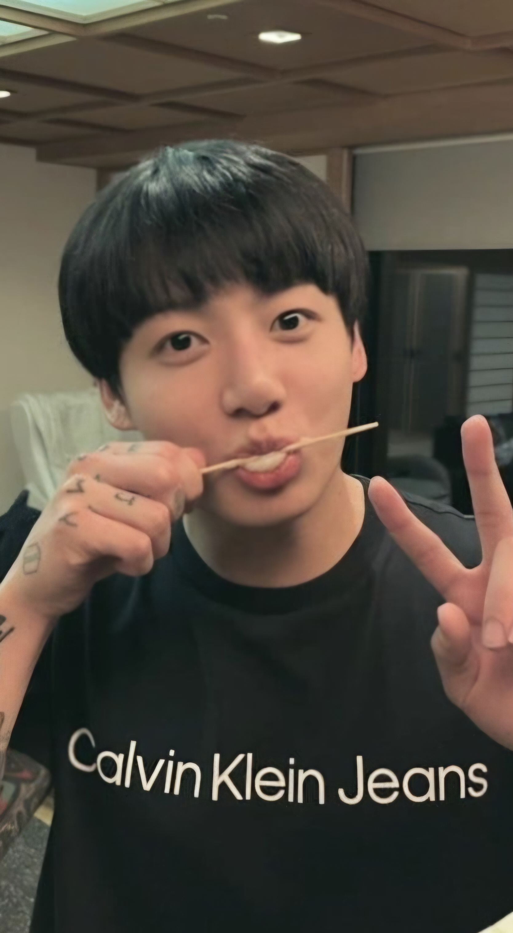 [잡담] 정국이 헤어숍갔다더니 앞머리 쬐끔 짧아진거 같음 | 인스티즈