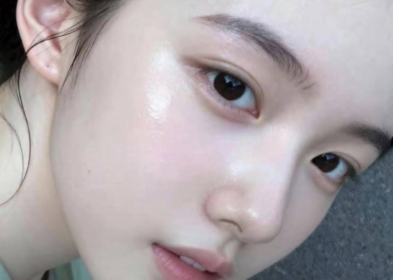 [잡담] 피부 이렇게 깨끗하게 광나려면 뭔 시술 받아야 될까 | 인스티즈
