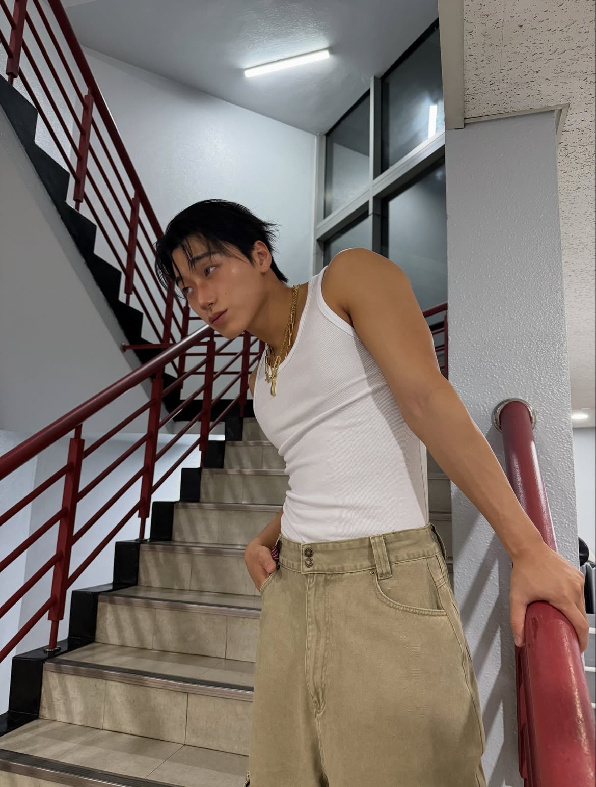 [잡담] 흰 나시 입고 이렇게 잘생길 수가 있나 | 인스티즈
