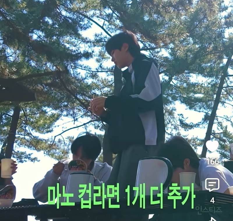 아침부터 컵라면을 때려넣는 09년생 아이돌 | 인스티즈