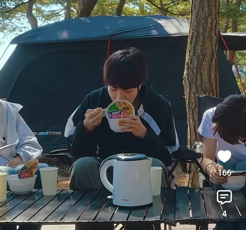 아침부터 컵라면을 때려넣는 09년생 아이돌 | 인스티즈