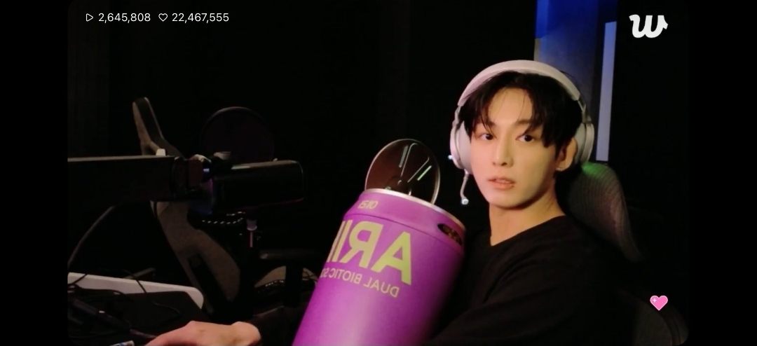 [잡담] 방탄 정국이 들고있는 대왕 쓰레기통 | 인스티즈