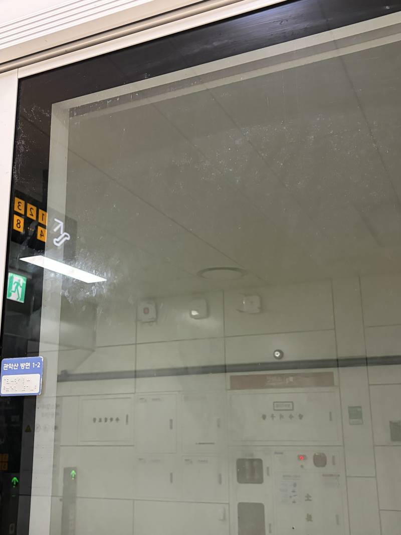 [잡담] 신림선 지하철 너무 더럽지 않아? | 인스티즈