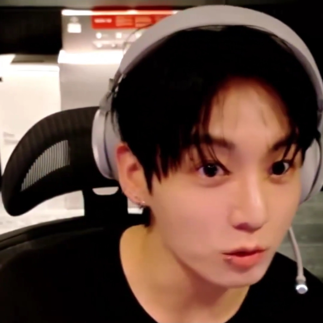 [잡담] 정국 자연 애굣살 부럽다 ㄹㅇ 뿅 하고 올라오네 | 인스티즈