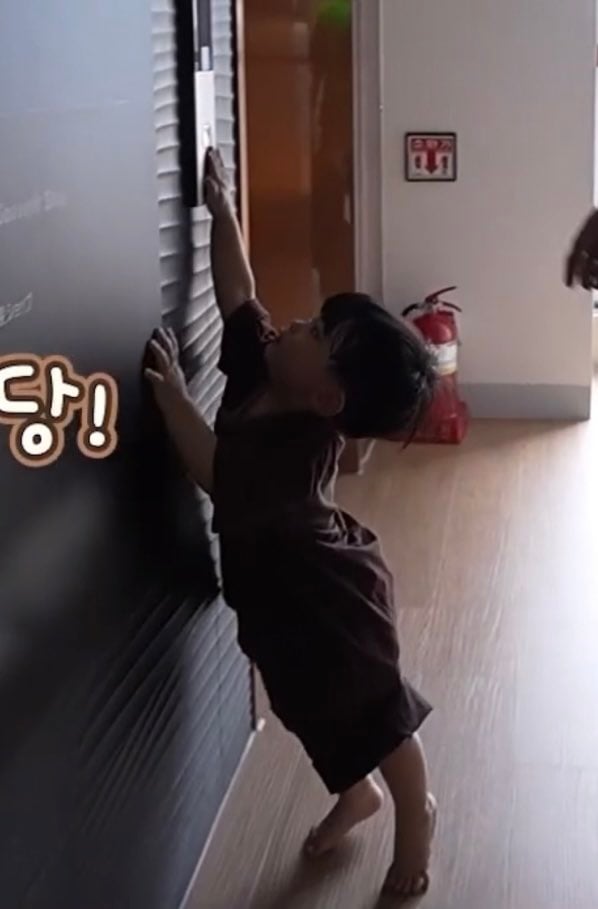[잡담] 유준이 엘리베이터 버튼 누르는 폼이나 기다리는 폼이 예사롭지 않앜ㅋㅋㅋ | 인스티즈