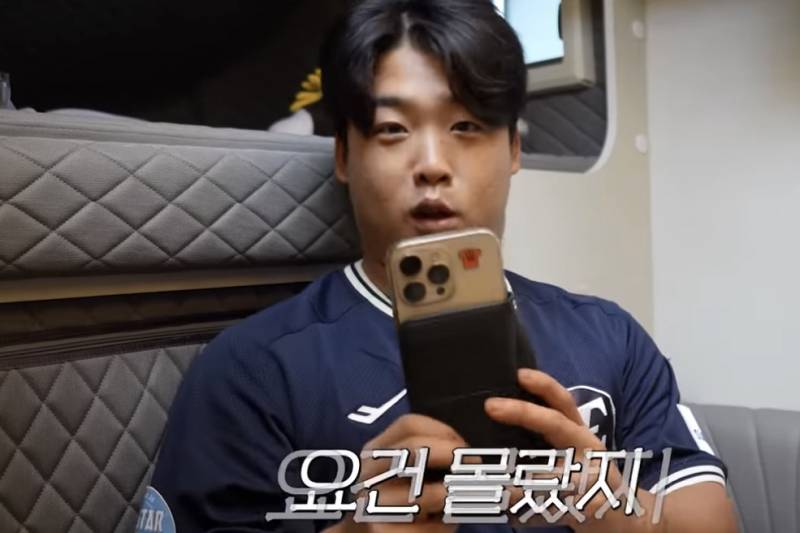 [잡담] 그니까 지금 이사람들이 지갑케이스 열풍을 몰고 다닌다는 거지 | 인스티즈