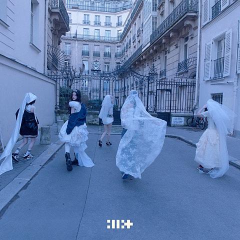 It's Me 앨범 커버 — 아일릿(ILLIT)