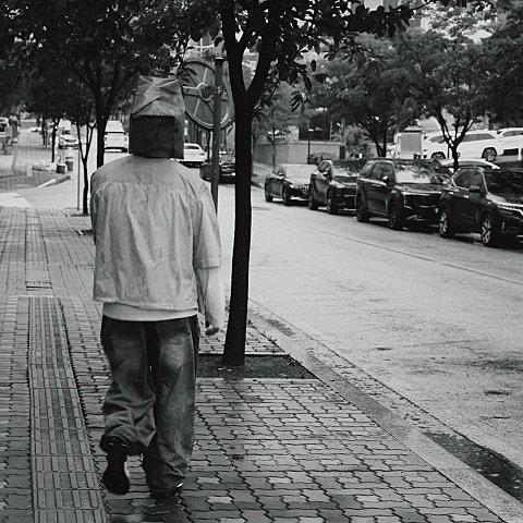 비 내리는 지금 이 거리에 (feat. 한해)