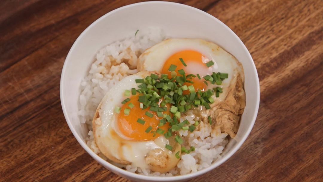 이찬원이 정말 바쁠때 해먹는다는 초간단 메뉴 불도 안 쓰고 5분 만에 완성하는 [간장계란밥] | 인스티즈