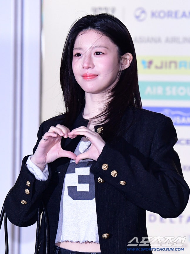 오늘자 출국하는 고윤정 | 인스티즈